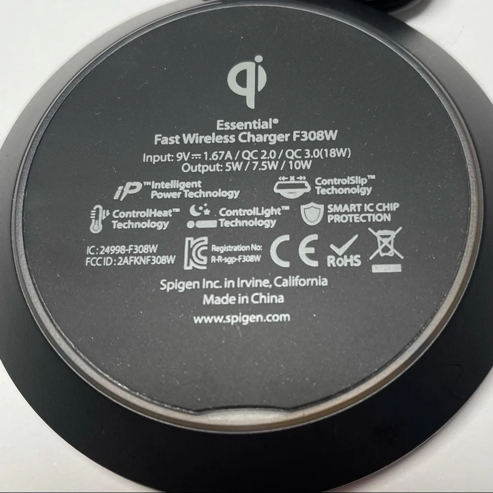 Spigen Essential Leather 10W Charging Pad